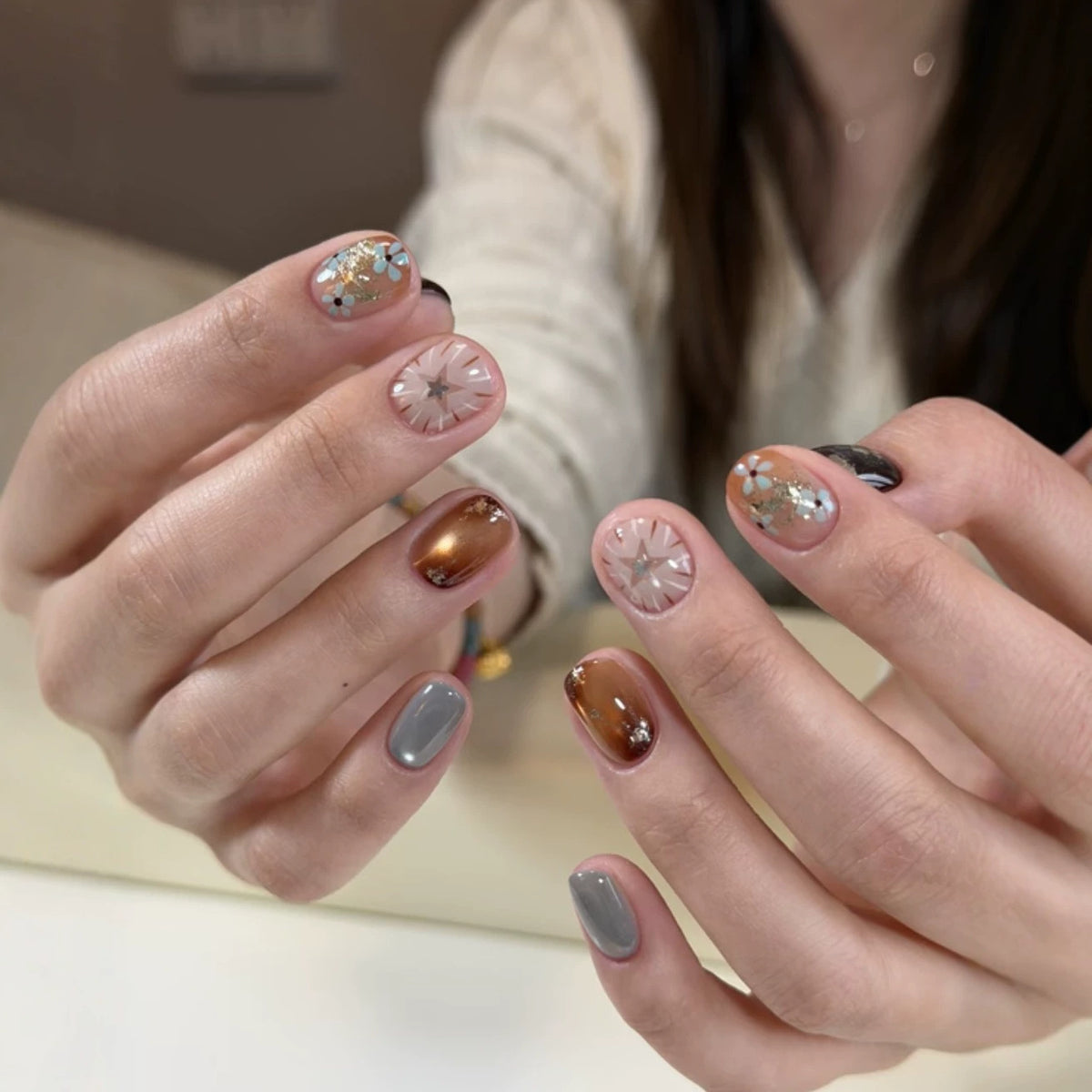 Künstlerisches Press-On Nagelset mit 3D Blütenakzenten