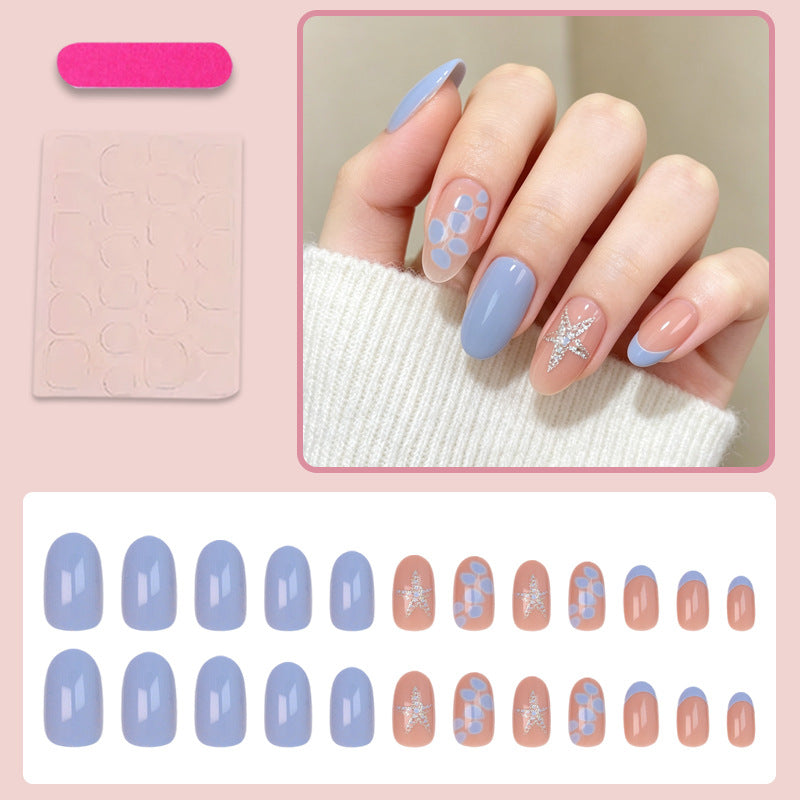 Kunstnagelset mit eleganten Mustern und Glitzerakzenten Brehn