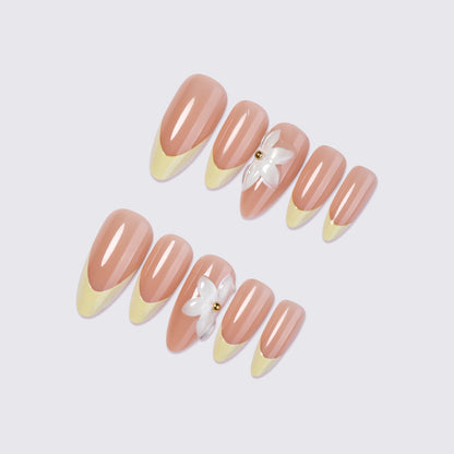 Kunstnagelset mit eleganten Blumendekoren und zarten Farbverläufen Brehn