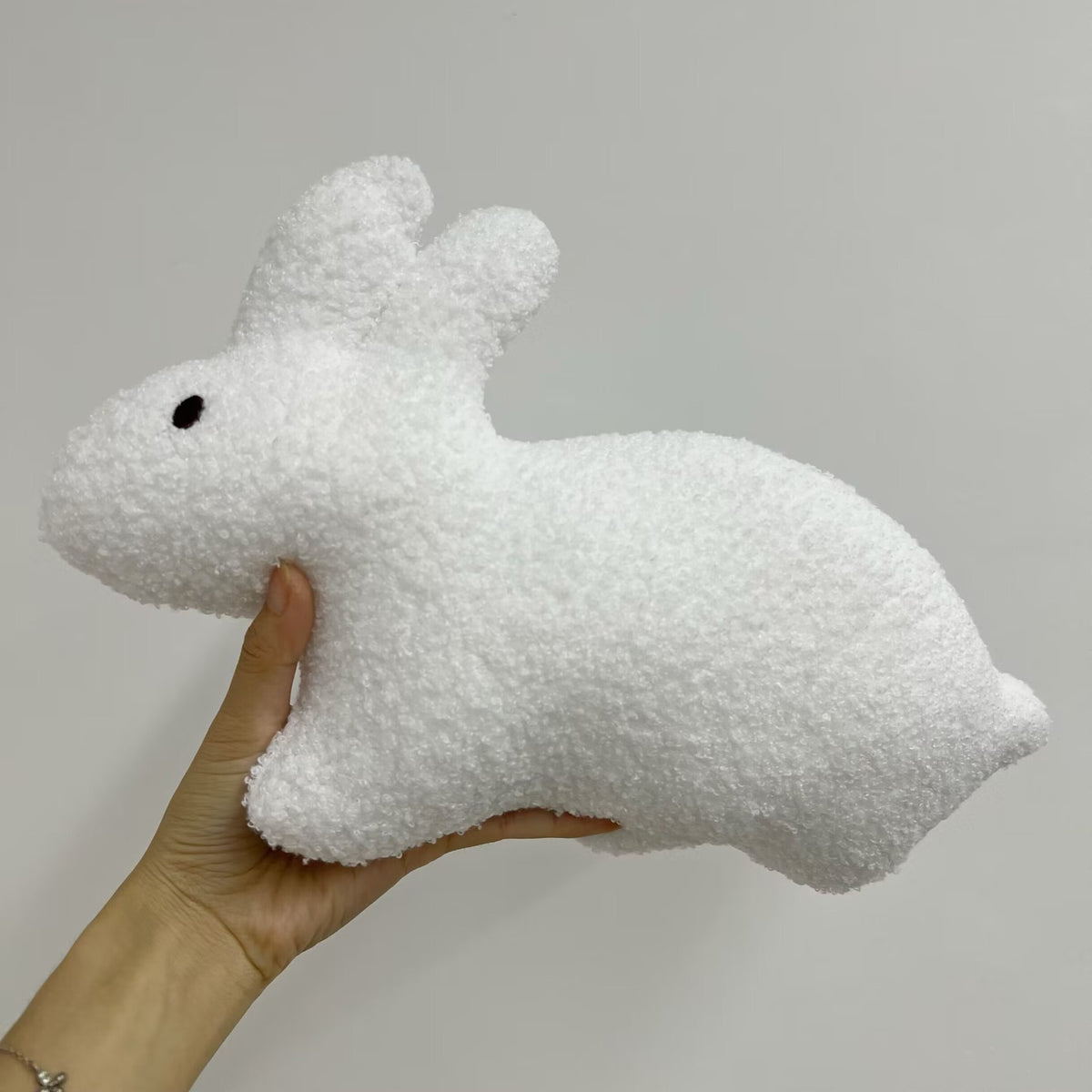 Handgemachte Leinen-Plüsch-Hasenpuppe mit Fliege und abnehmbaren Latzhosen