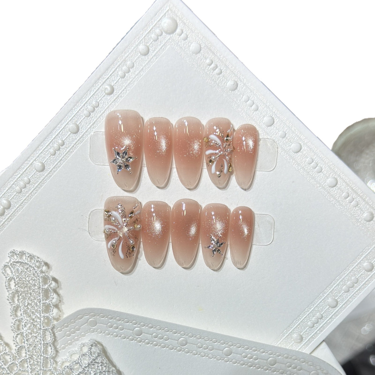 Elegantes Press-On-Nagelset mit dekorativen Sternakzenten Brehn
