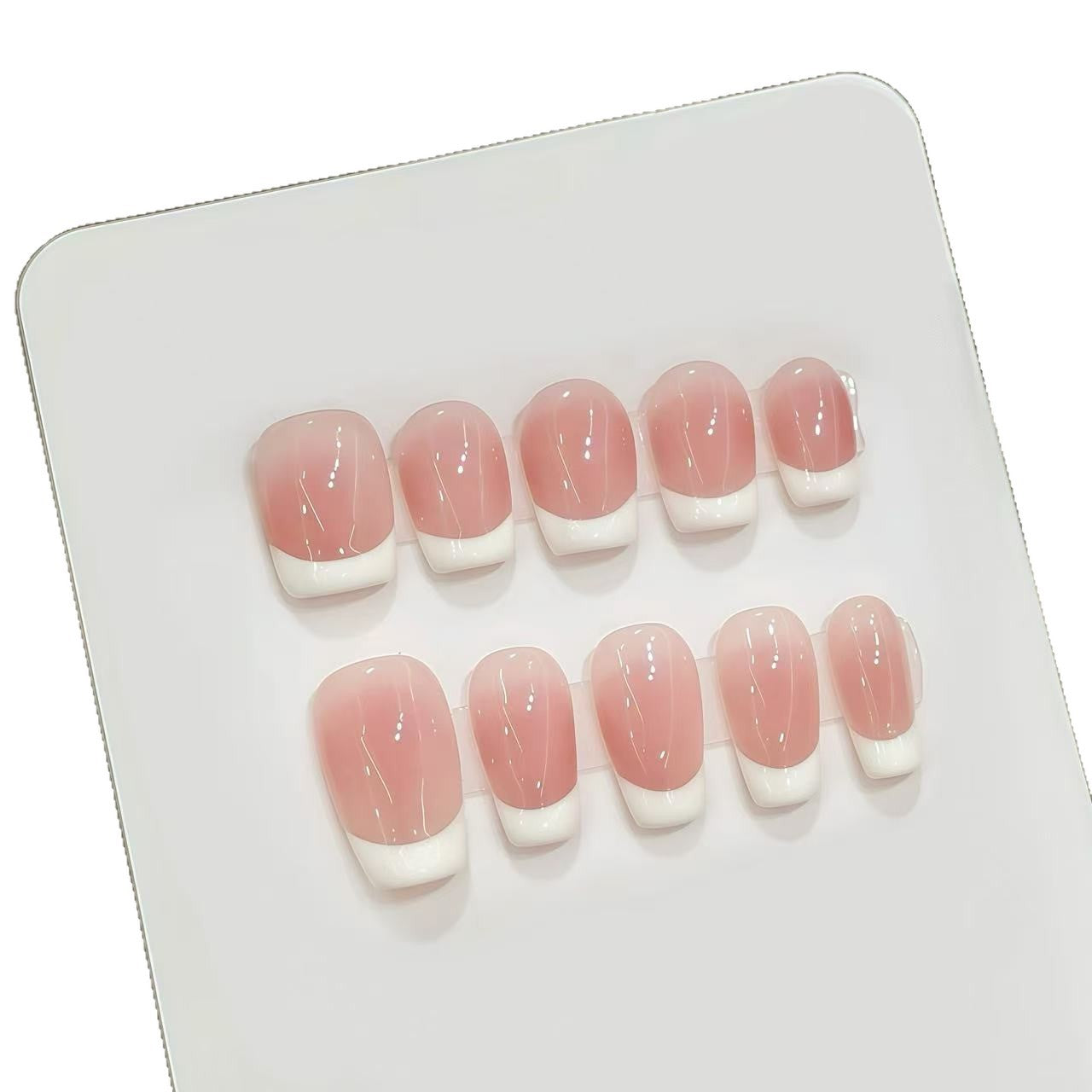 Elegantes französisches Tip Press-On Nail Design Brehn