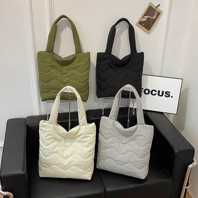 Gefütterte Schultertasche mit Wellenförmigem Design Brehn