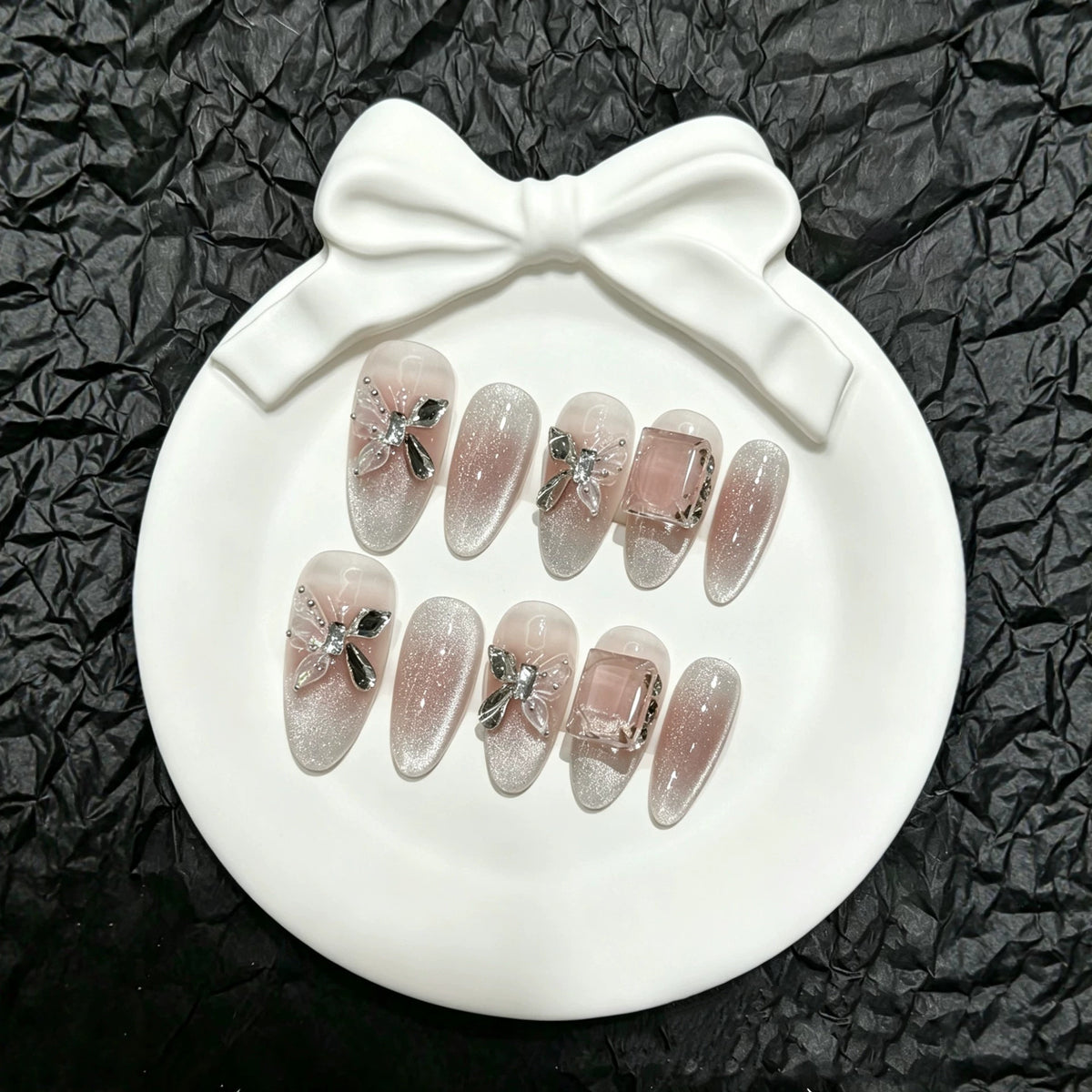 Dekoratives Press-On Nail Art Set mit eleganten Juwelenakzenten
