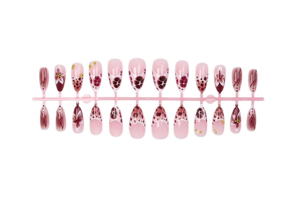 Kunstnagelset mit floralen und modernen Verzierungen Brehn