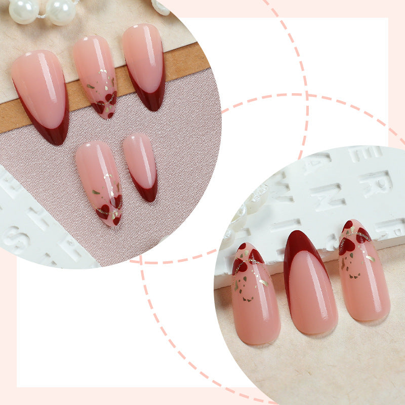 Elegantes Stiletto Press-On Nagelset mit dekorativen goldenen Akzenten Brehn