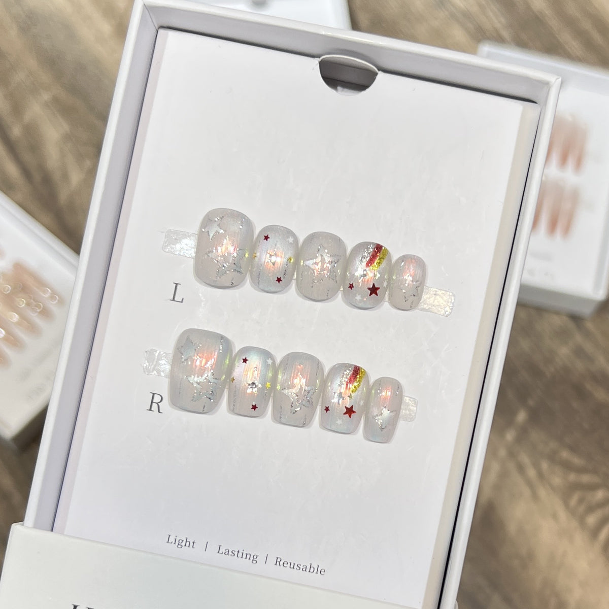 Kreatives dekoratives Press-On-Nagelset mit Stern- und Regenbogenakzenten Brehn