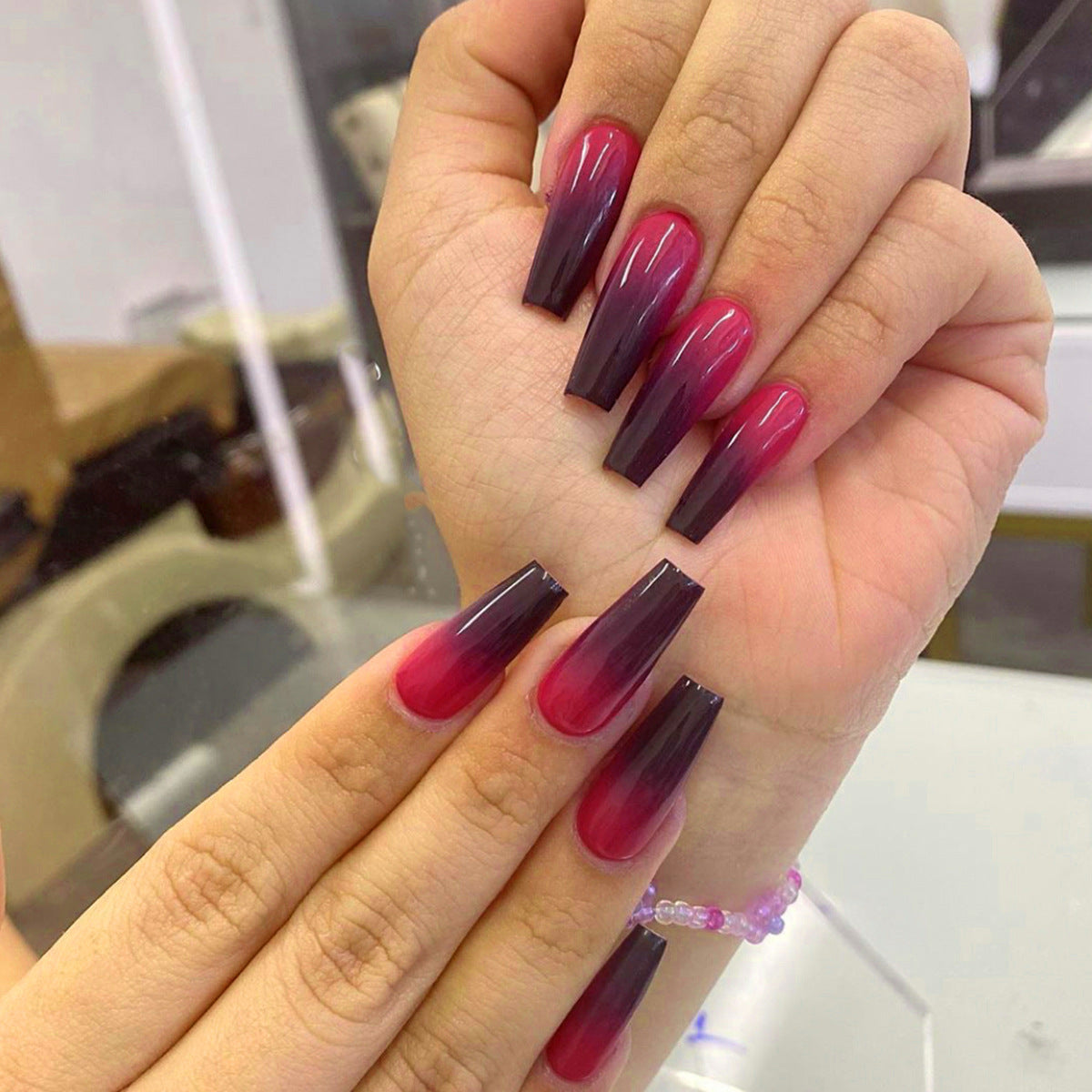 Künstliche Nagelverlängerungen mit Ombre-Effekt Brehn
