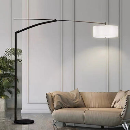 Moderne gewölbte Stehlampe mit verstellbarem Schirm