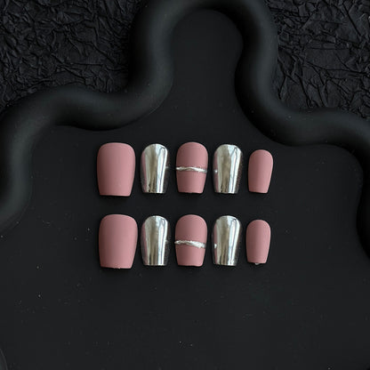 Dekoratives Press-On-Nail-Art-Set mit Metallic- und Matt-Finish