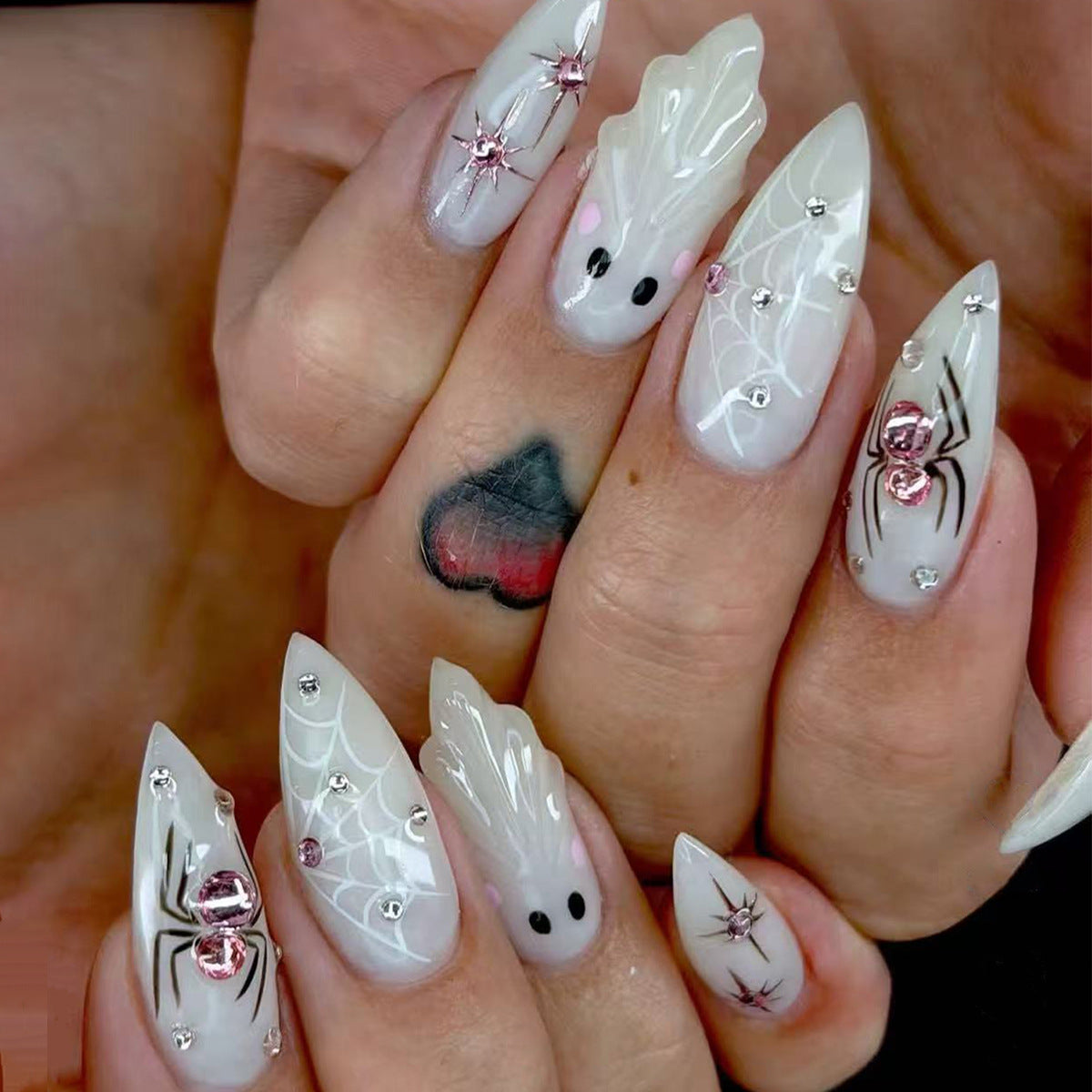 Kunstvolles Nagelset mit Edelstahl-Applikationen Brehn