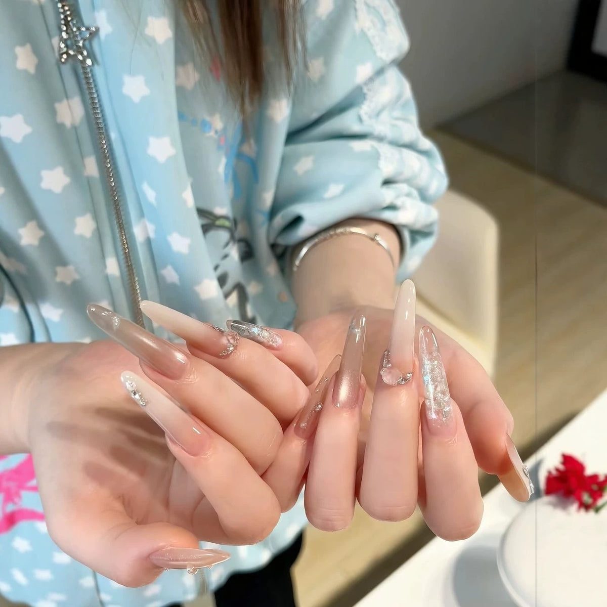 Elegante Stiletto-Nagelverlängerungen mit Kristallakzenten