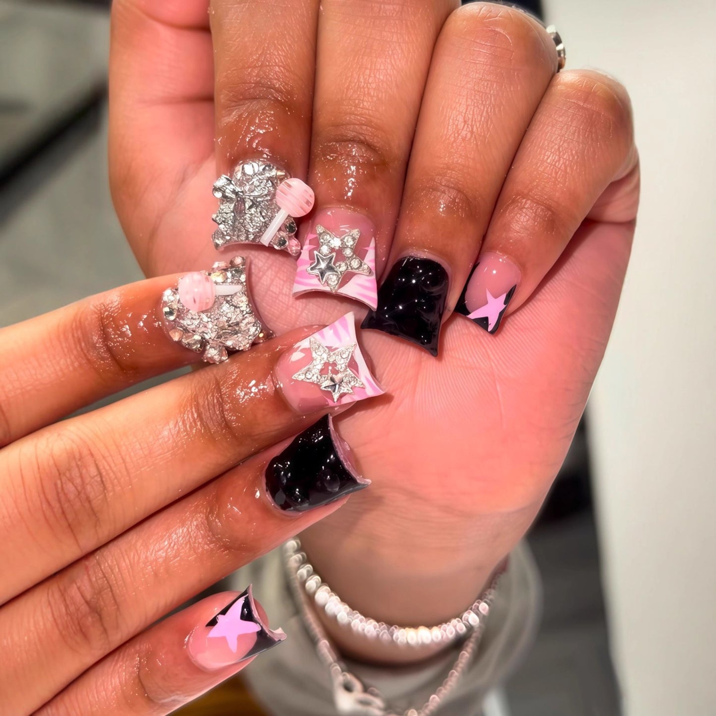 Glamouröse dekorative Press-On-Nagelkunst Brehn