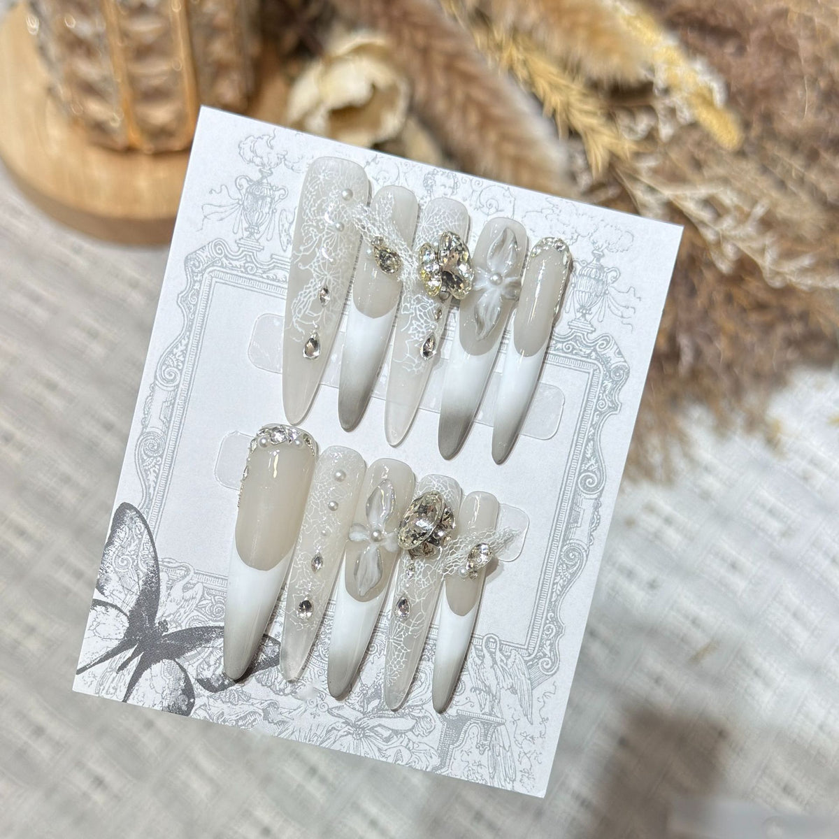 Dekoratives Stiletto Press-On Nagelkunst-Set mit elegantem Spitze- und Edelsteinakzenten Brehn