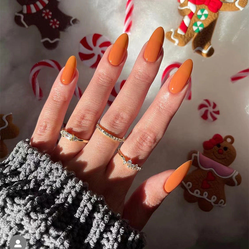 Kunstvolle Nageldesigns mit mattem Finish und elegantem Stiletto Brehn