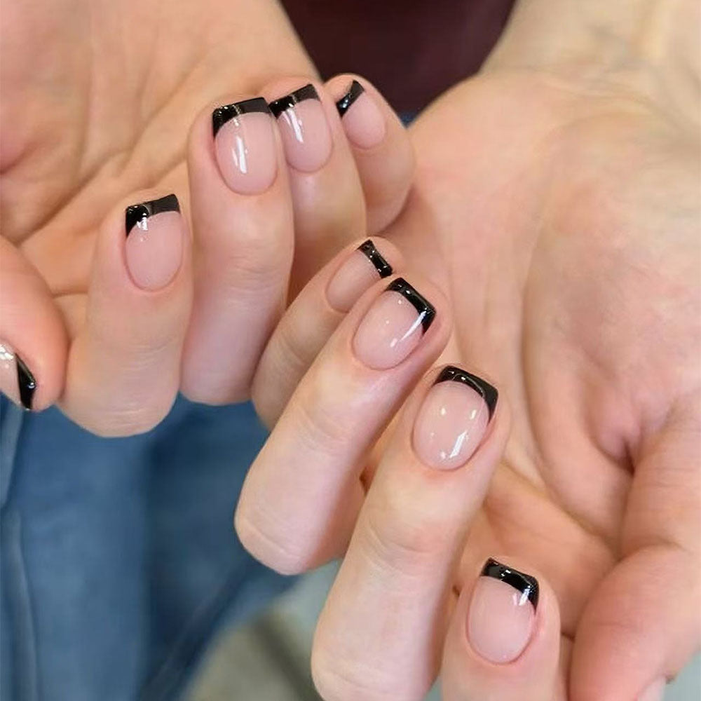Elegante Nagelkunst mit Schwarz-Weiß-Kontrast Brehn