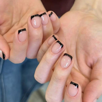 Elegante Nagelkunst mit Schwarz-Weiß-Kontrast Brehn