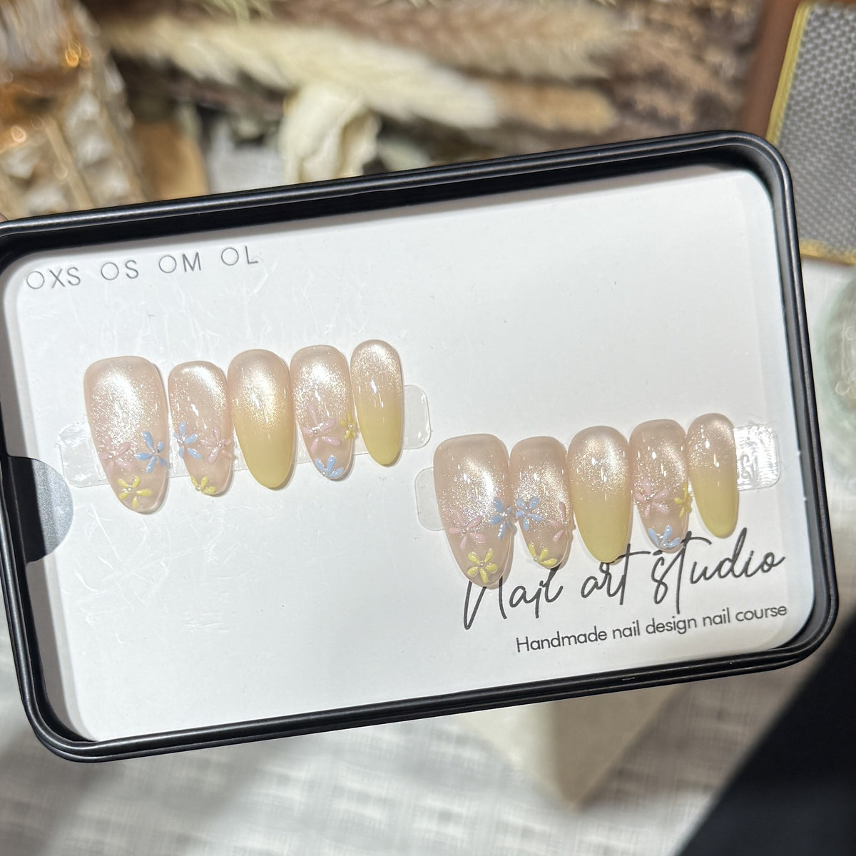 Stilvolles Press-On-Nagelset mit floralem Design Brehn