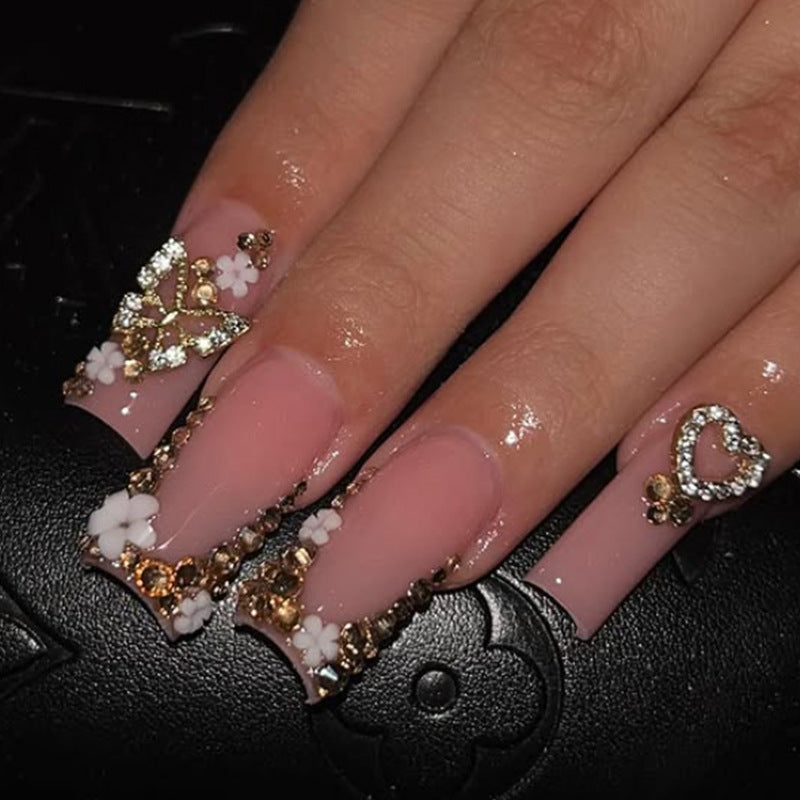 Kunstnagelset mit glamourösen 3D-Verzierungen und elegantem Design Brehn