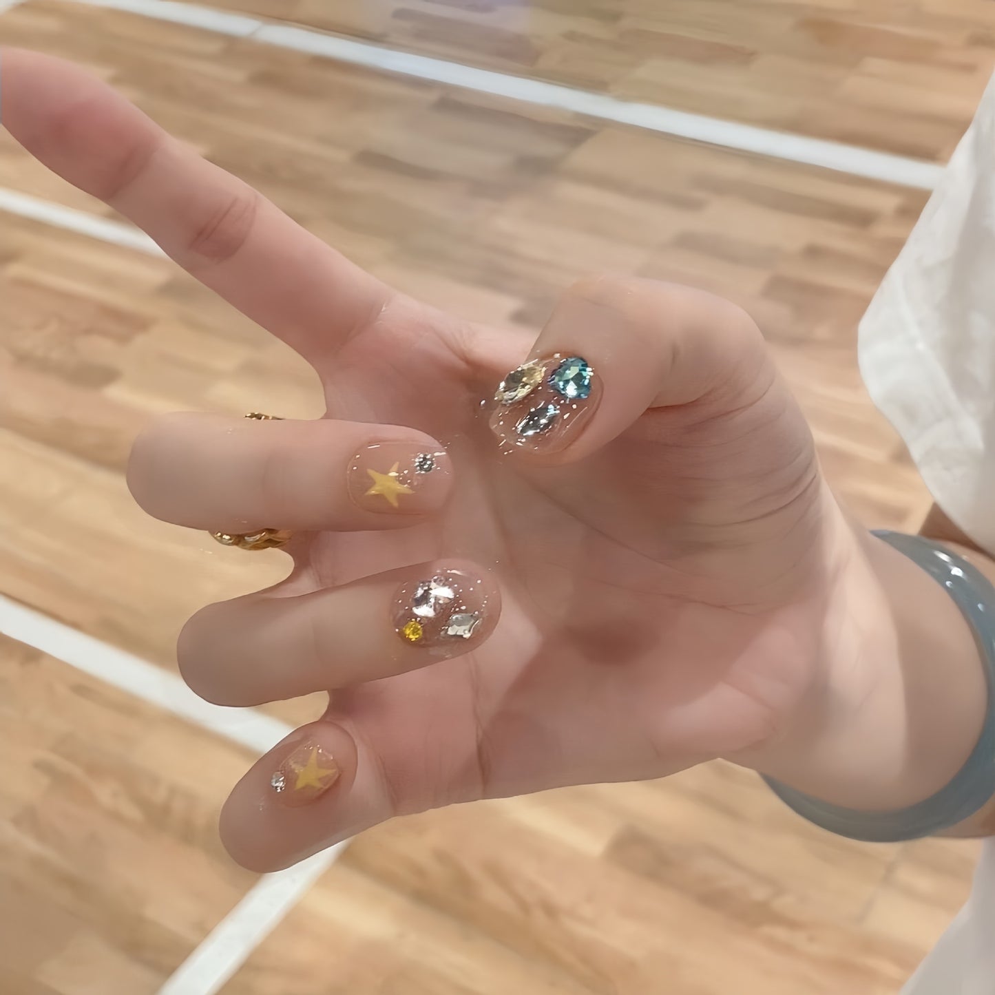 Glitzernde Nagelspitzen mit Eleganten Schmuckakzenten Brehn