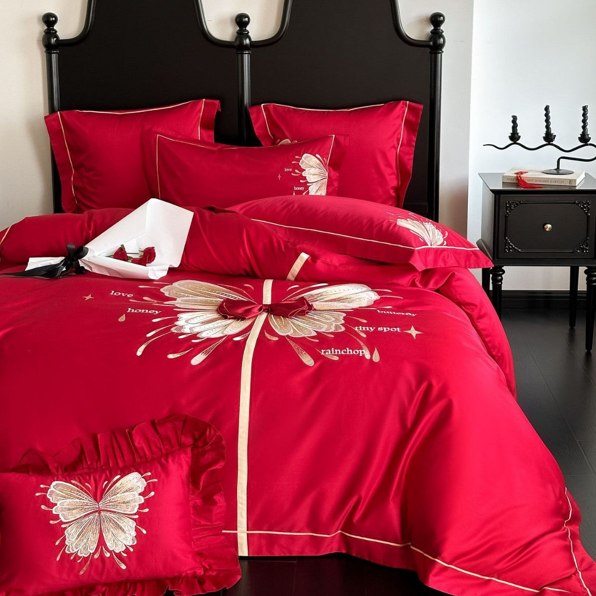 Luxuriöse Satin-Bettwäschegarnitur mit besticktem Schmetterlingsmotiv, Paspelierung und Zierband
