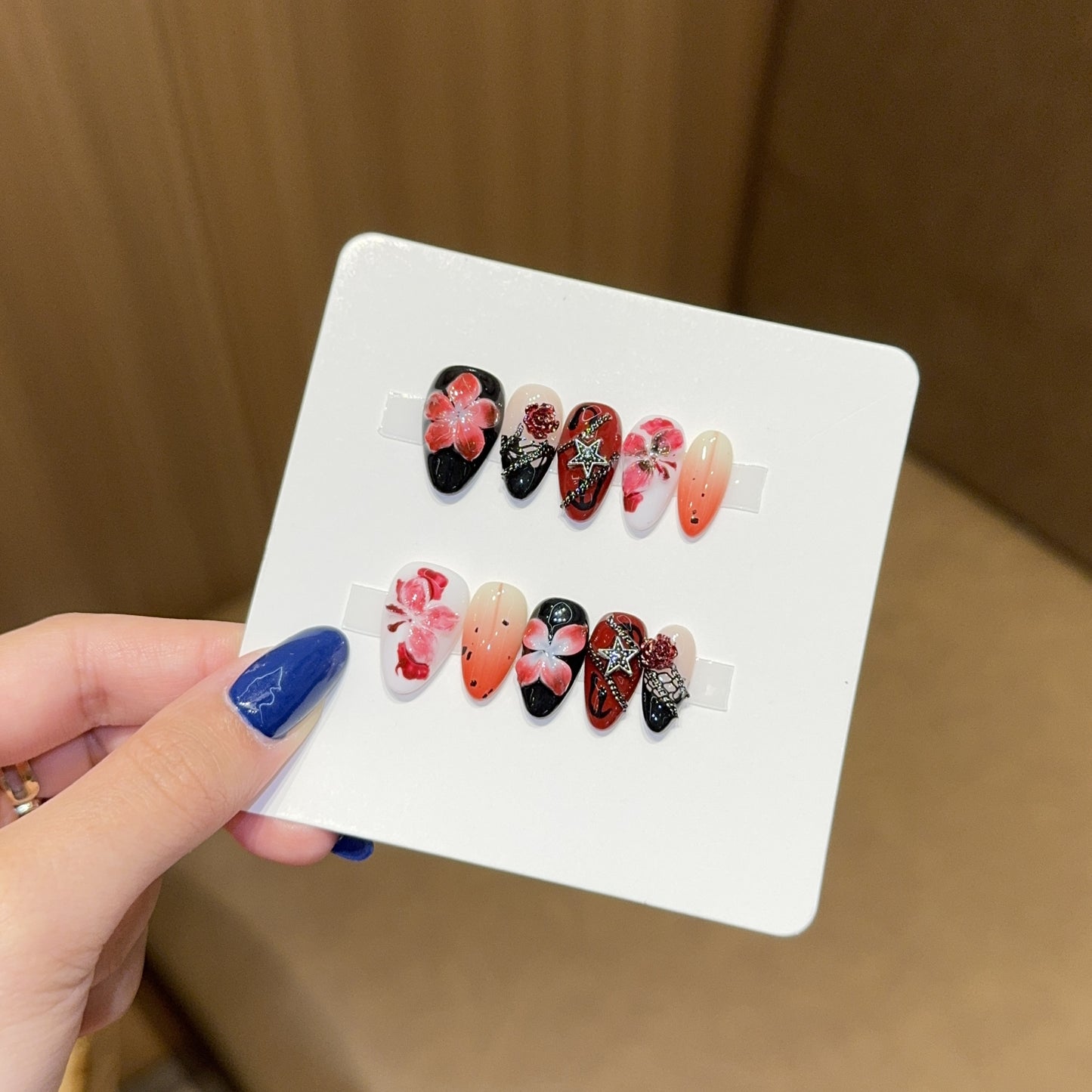 Kunstnagelset mit Floralen Motiven und Glitzerakzenten Brehn