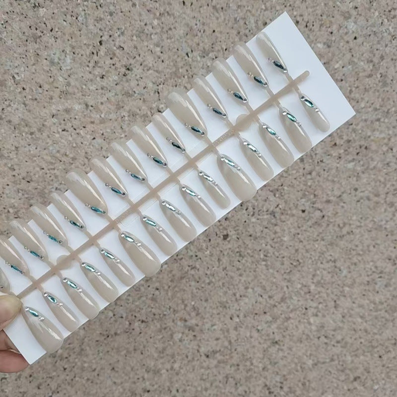 Kunstnägel mit Glitzerakzenten und eleganten Formen Brehn