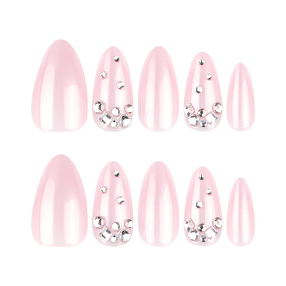 Kunstvolle Nailart mit zarten Glitzerakzenten und elegantem French-Tip Brehn
