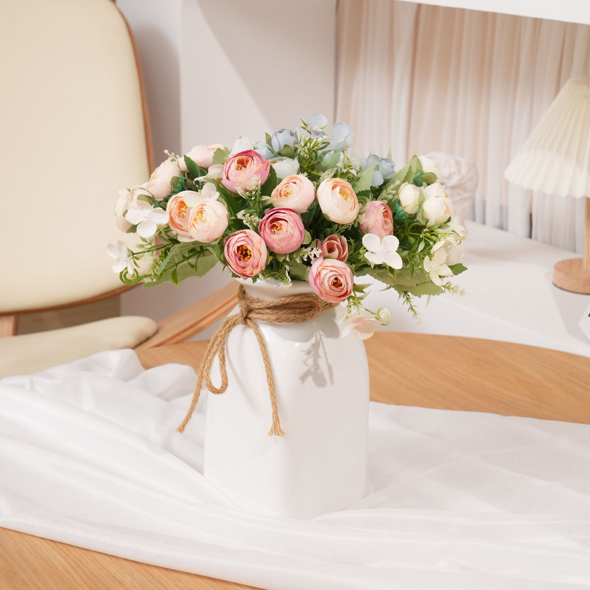 Lebensechter Blumenstrauß mit weichen Blütenblättern