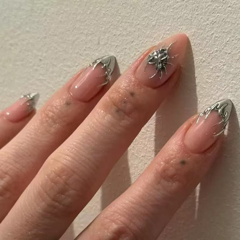 Kunstnägel mit Metallic-Akzenten Brehn