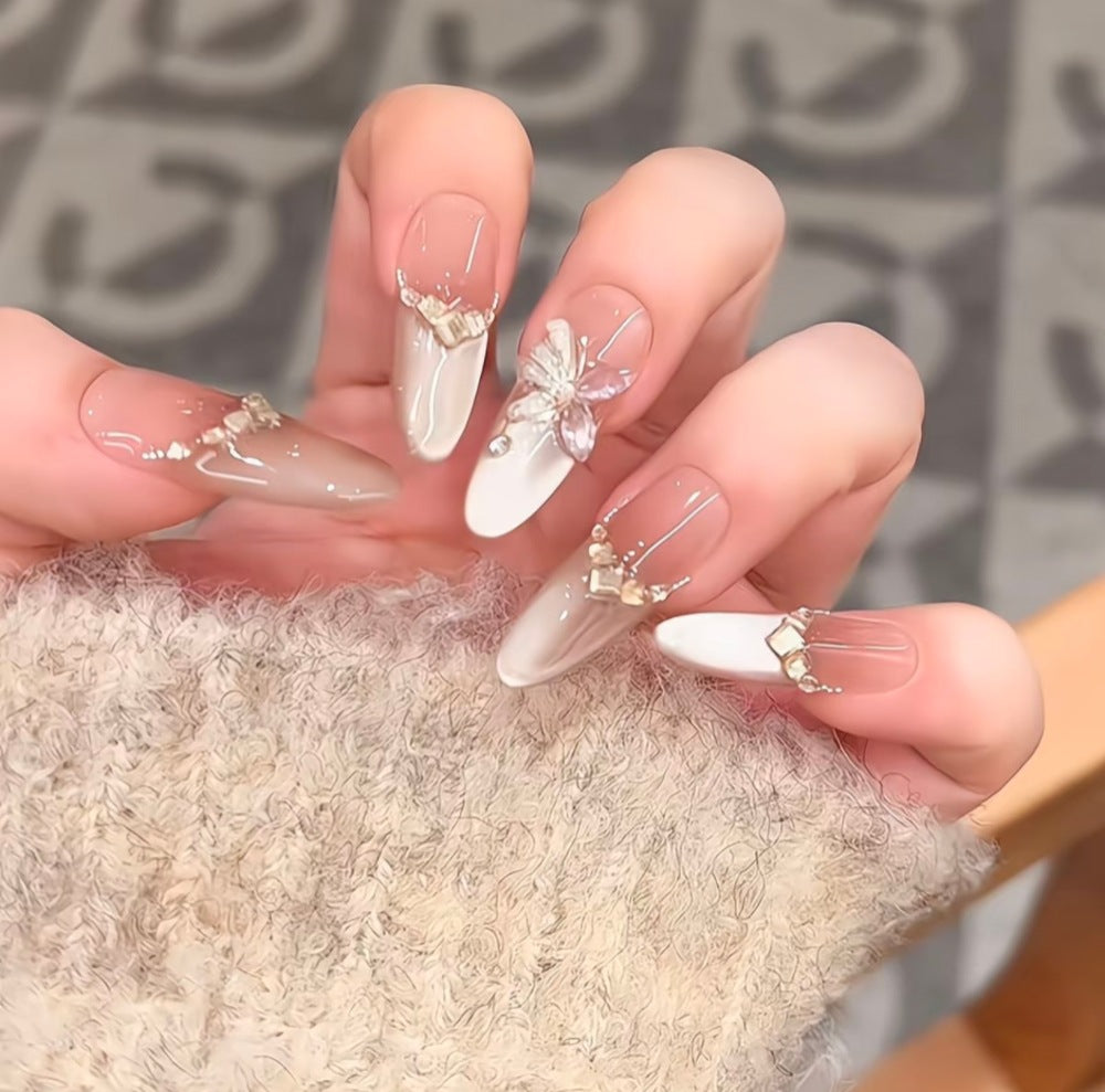 Dekoratives Druck-Nagelset mit floralen Akzenten Brehn