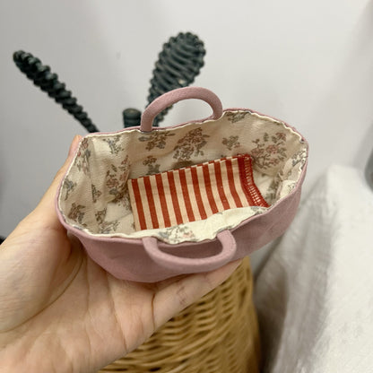Miniature Leinenpuppe Bucket Hat mit floralem Futter und Trageschlaufe oben