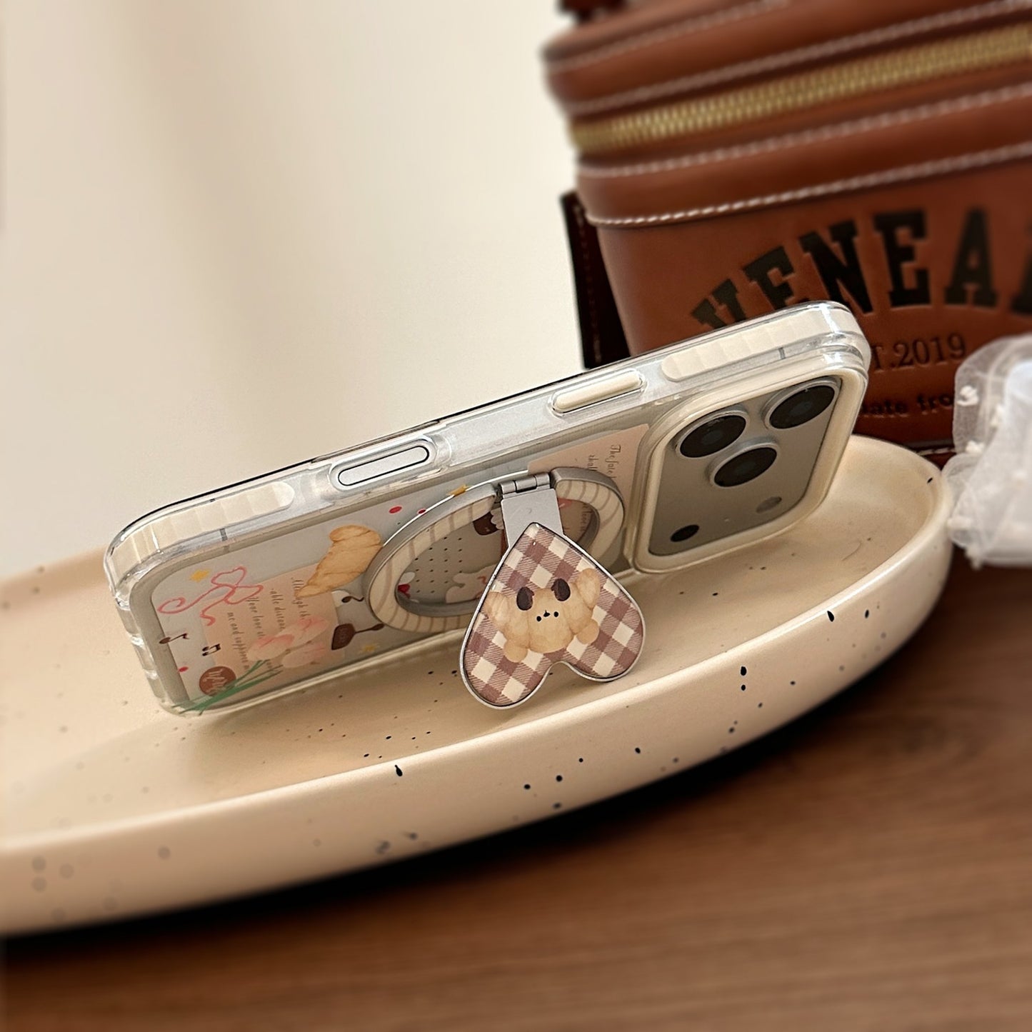 Verspielter Smartphone Fingerhalter mit Bärenmotiv Brehn