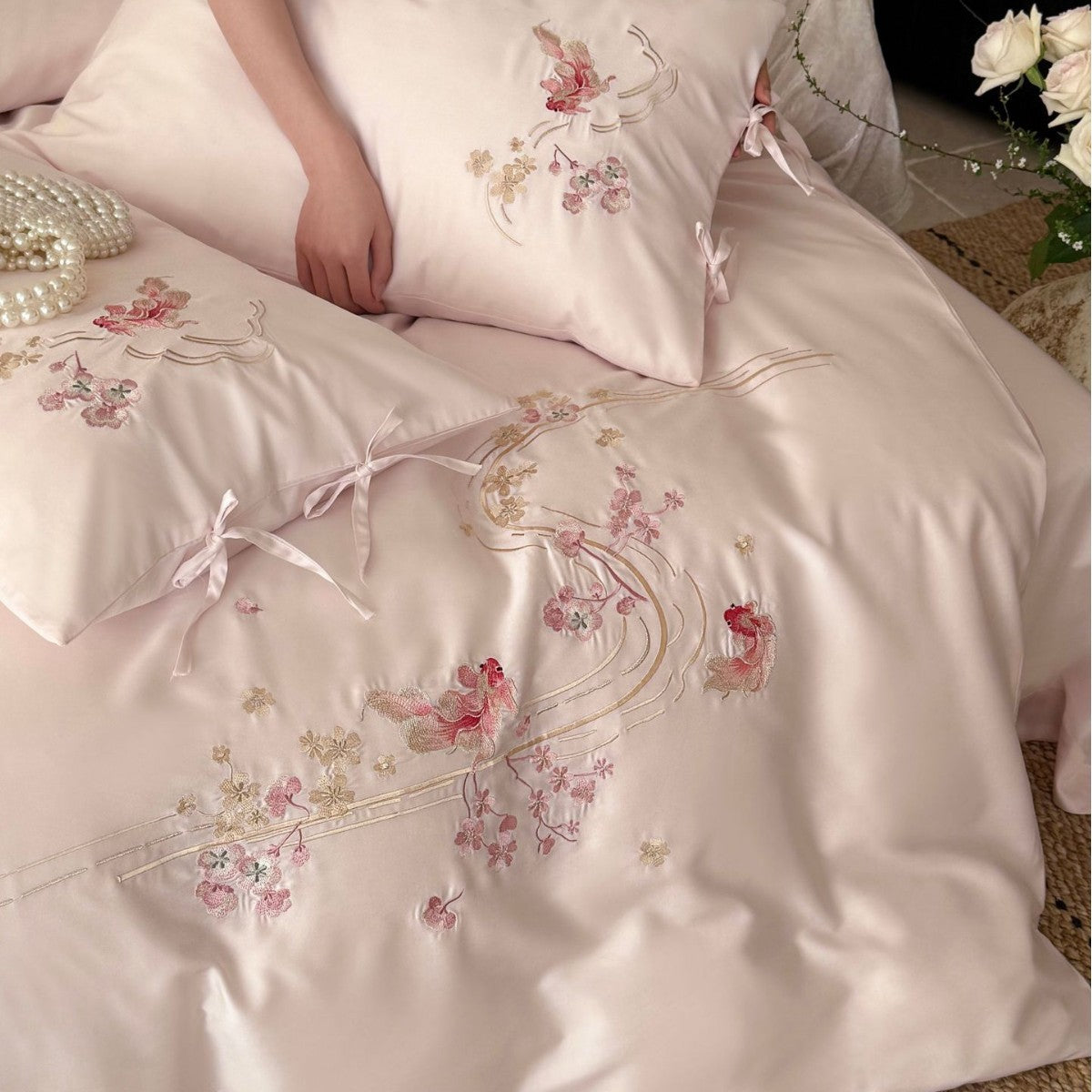 Besticktes Satin-Bettwäsche-Set mit Schleifenbändern und zarter Blumenstickerei Brehn