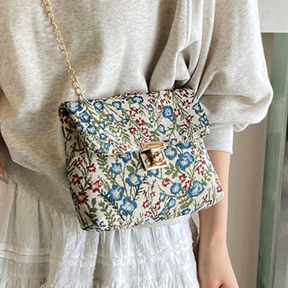 Blumengemusterte Abendtasche