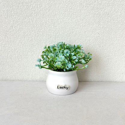 Lebensnahe Miniatur-Blumenarrangement im Topf