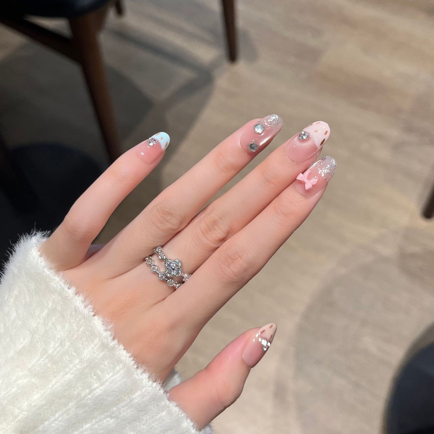 Dekorative Press-On Nagelkunst mit Schleifen- und Edelsteinakzenten Brehn