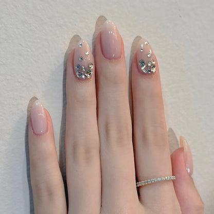 Kunstvolle Nailart mit zarten Glitzerakzenten und elegantem French-Tip Brehn