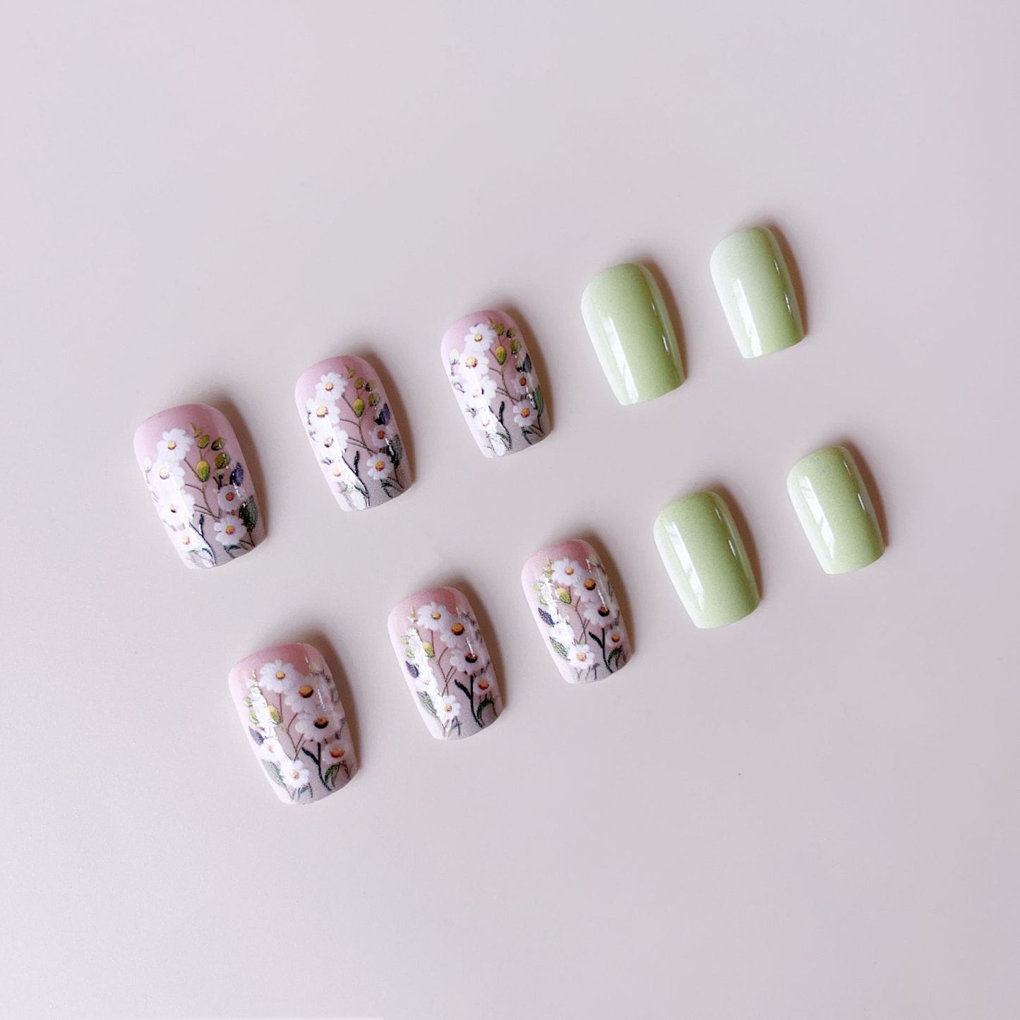 Kunstnagelset mit floralen 3D-Applikationen Brehn