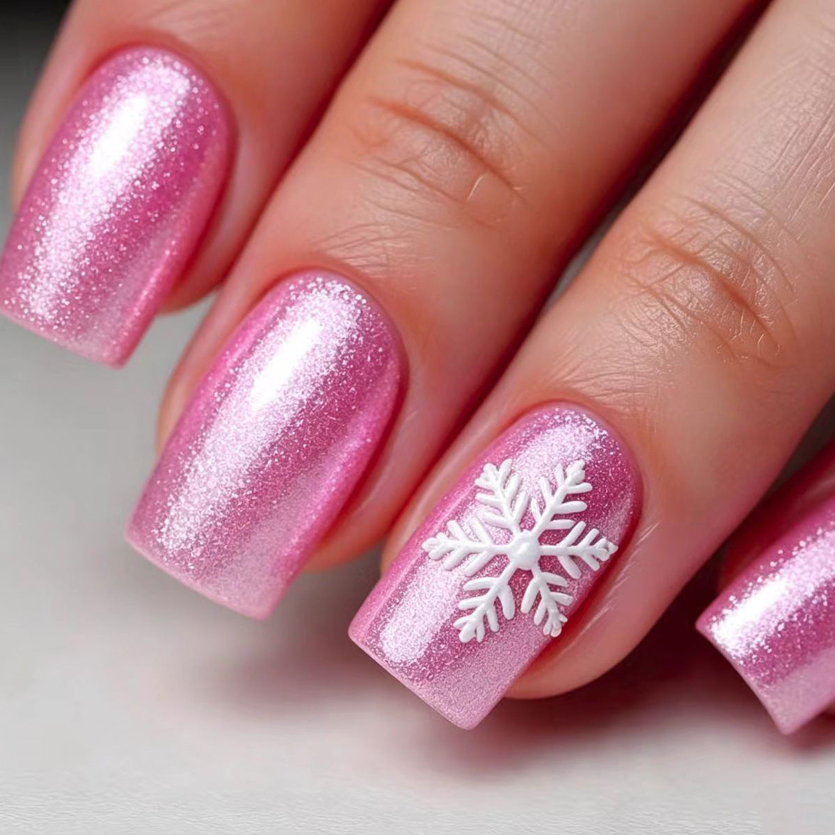 Kreative Nagelkunst mit Festlichem Schneeflocken-Design Brehn