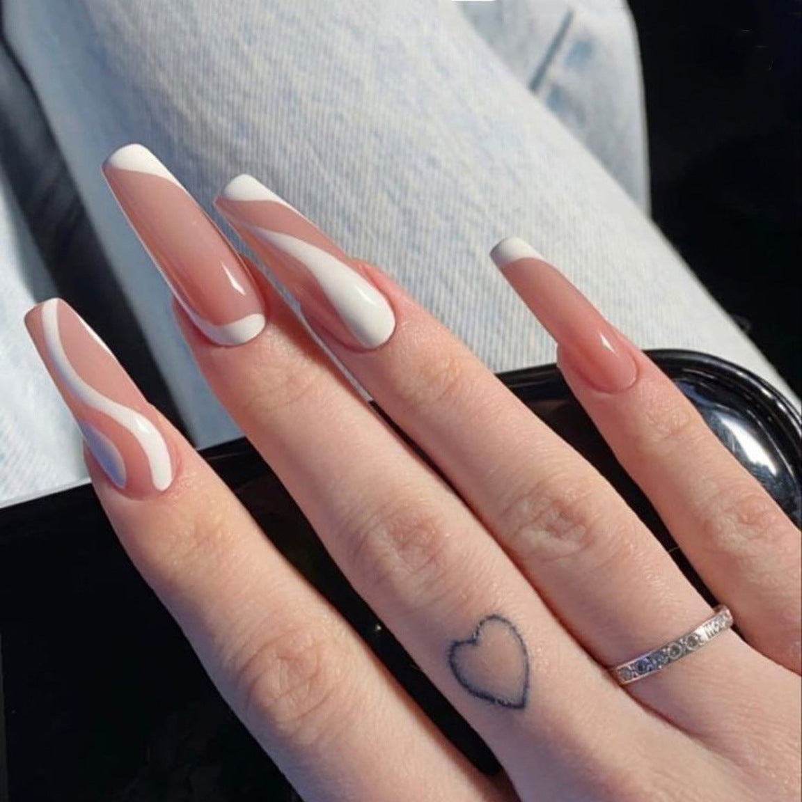 Kunstnagelset mit stylishen Wellenlinien Brehn