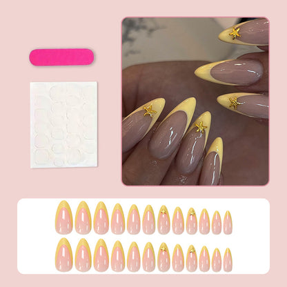 Kunstnagelset mit eleganten Spitzer und goldenen Details Brehn