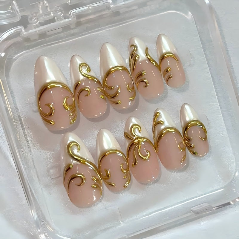 Kunstnagelset mit eleganten goldenen Applikationen Brehn