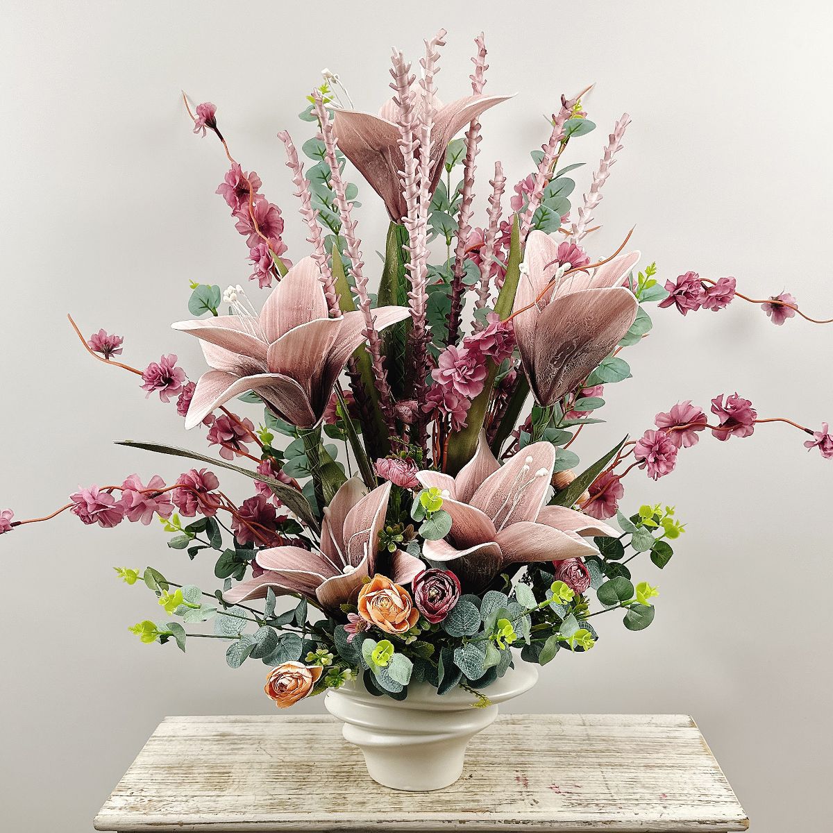 Lebensechte Blumenarrangement in dekorativer Keramikvase