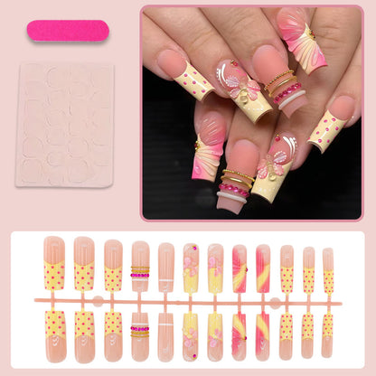 Kunstnagelset mit romantischen Blumen und verspielten Akzenten Brehn