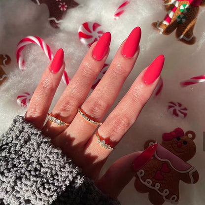 Kunstvolle Nageldesigns mit mattem Finish und elegantem Stiletto Brehn