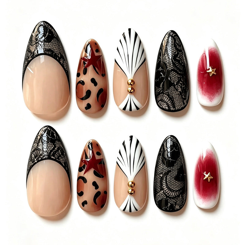 Kunstvolle Nagelspitzen mit glamourösem Design Brehn