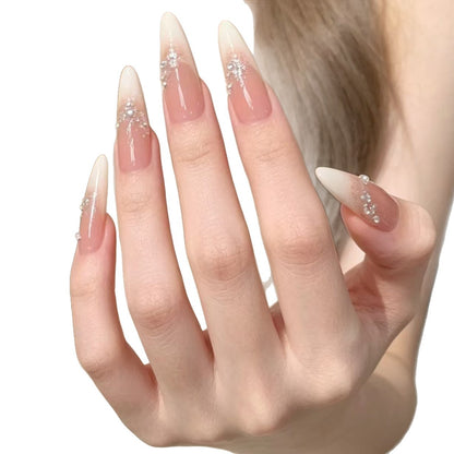 Elegante Stiletto-Nagelverlängerungen mit Kristallakzenten