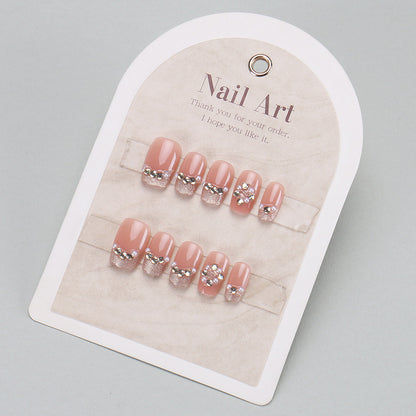 Elegantes Press-On-Nageldesign mit Strassakzenten Brehn