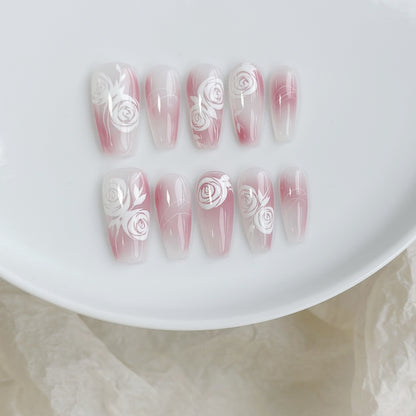 Künstlerisches Press-On Nagelkunstset mit Herz- und himmlischen Designs